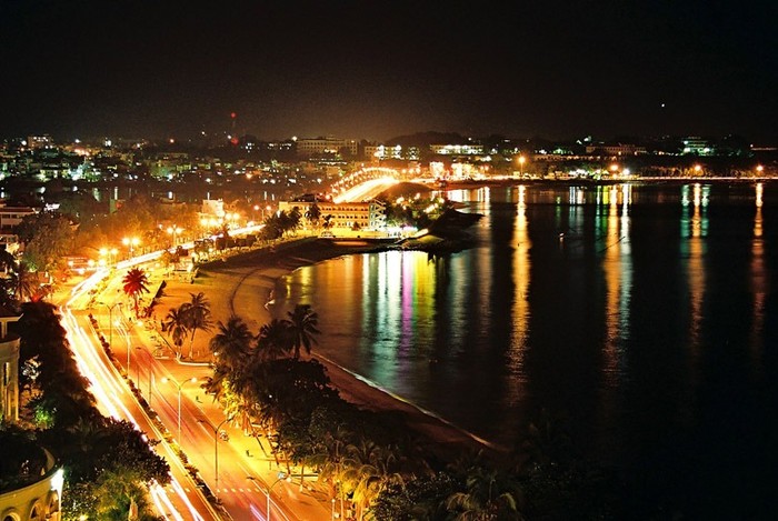 Trần Phú- “con đường vàng” của Nha Trang. Nó còn được mệnh danh là con đường thức khuya cùng du khách khi họ đến thành phố biển.
