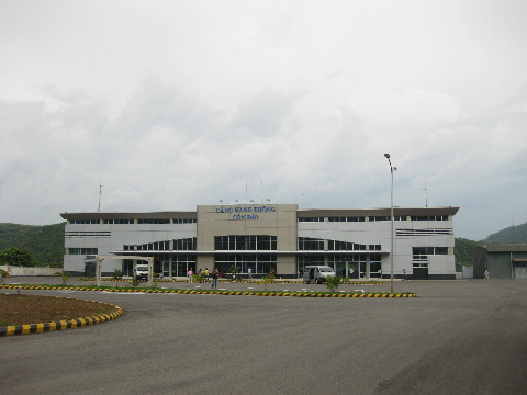 Sân bay Cỏ Ống, nơi đặt chân đầu tiên khi bạn bắt đầu hành trình khám phá hòn đảo xinh đẹp này.