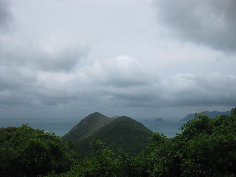 Núi Chúa, nơi bạn có thể nhìn ngắm trọn vẹn hòn đảo này từ trên cao.
