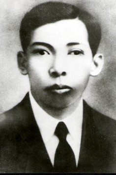 Trần Phú (1904-1931) tuổi Giáp Thìn. Ông là Tổng Bí thư đầu tiên của Đảng khi mới 26 tuổi. Trần Phú là tấm gương sáng ngời về lòng trung thành tuyệt đối với Đảng, bất khuất trước kẻ thù, cống hiến trọn đời cho sự nghiệp cách mạng của Đảng và dân tộc.