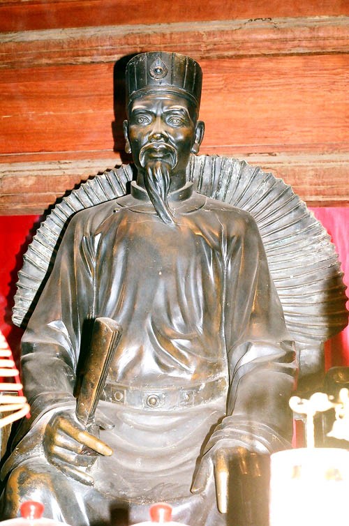 Chu Văn An (1292-1370) sinh năm Nhâm Thìn. Ông là người chính trực, đã từng đỗ Thái học sinh nhưng không ra làm quan mà mở trường dạy học ở làng và có công lớn trong việc truyền bá, giáo dục tư tưởng đạo đức Khổng giáo vào Việt Nam.