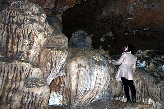 Đặc biệt, cạnh suối thần có một hang động với nhiều nhũ thạch đẹp.