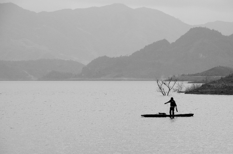 Một người dân đang giăng lưới bắt cá.
