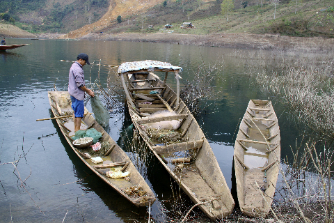 Thuyền gỗ - phương tiện di chuyển phổ biến trên hồ.