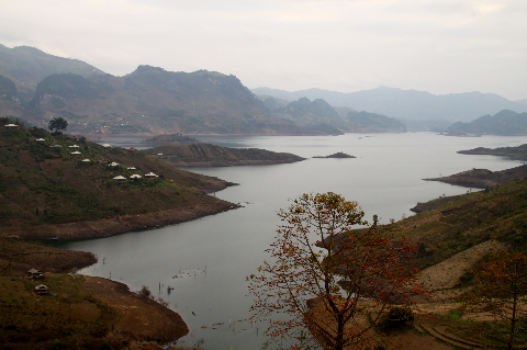 Một góc hồ thủy điện nhìn từ quốc lộ 279, đoạn qua xã Mường Giàng, huyện Quỳnh Nhai, tỉnh Sơn La.