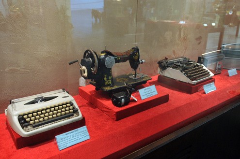 Nhiều đồ dùng thời bao cấp được trưng bày tại Bảo tàng Hà Nội. Một trong số đó là chiếc máy chữ đánh văn bản, nơi các cơ quan công sở sử dụng nhiều.