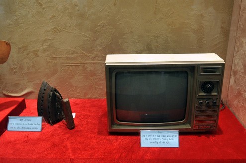 Tivi đen trắng Samsung 359R với ăng ten hai râu thịnh hành những năm 1985.