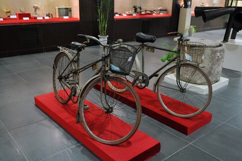 Xe đạp dành cho nam gióng ngang, dành cho nữ hai gióng.