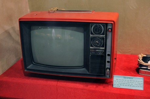 Thời này gia đình nào có được chiếc tivi Hitachi vỏ đỏ chứng tỏ 'nhà có điều kiện'