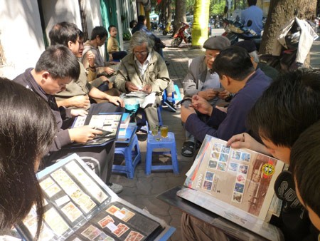 Cứ 9 giờ sáng Chủ nhật hàng tuần là chợ tem lại họp tại một góc vỉa hè trên đường Triệu Việt Vương