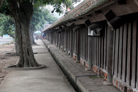 Hành lang chạy dài từ chùa Hộ nối với nhà tổ và nhà trai sát gác chuông, bao quanh toàn bộ chùa.