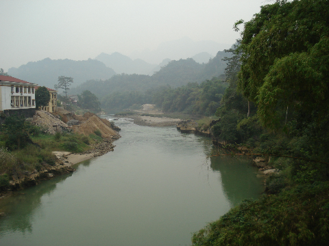 Dòng sông Lô trong xanh như ngọc đoạn chảy qua thành phố Hà Giang.