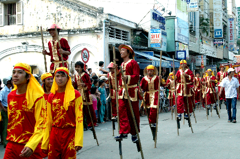 Quân lính đi cà kheo trong lễ hội đường phố kỷ niệm 180 năm ngày mất của Thoại Ngọc Hầu.