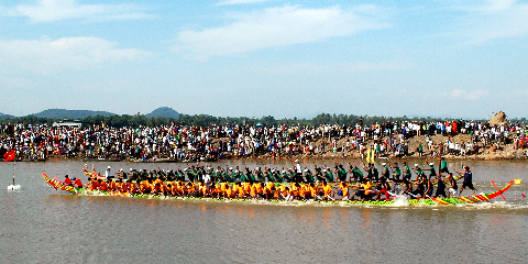 Đua ghe tại Kinh Trà Sư huyện Tịnh Biên nhân ngày lễ hội văn hóa du lịch Khmer Nam bộ năm 2011 tổ chức tại An Giang.