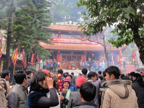 Đền Thượng, nơi thờ Quốc Mẫu Tây Thiên đón đông đảo người dân về trình Mẫu.
