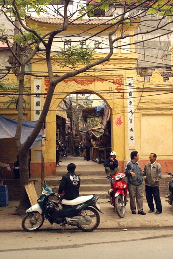Cổng Giếng dẫn vào làng Hồ Khẩu, số 378 Thụy Khuê.