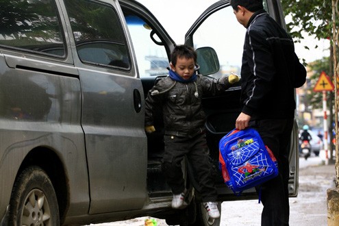 Trời lạnh, nhiều gia đình dùng xe ôtô chở con đến trường