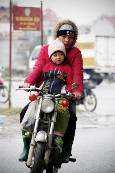 Thường xuyên chở con đến tiểu học Mỹ Đình bằng chiếc xe máy 67 cũ, chị Lâm cho biết, do trời lạnh nên hôm nay hai mẹ con đi học muộn hơn 10 phút.