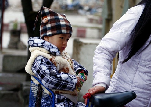 Cu Long (học tại mầm non Mễ Trì) vẫn được mẹ đưa đến trường nhưng vẫn còn nhiều bé đi học muộn hơn do thời tiết quá lạnh.