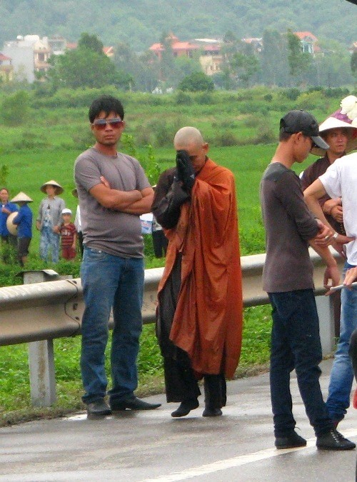 Đi tới địa phận tỉnh Bắc Ninh dù trời mưa ướt áo nhưng sư thầy đại đức Thích Mẫn Tâm vẫn tiếp tục cuộc hành trình khổ hạnh