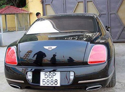 Riêng tại ACB, ông và gia đình giữ số cổ phiếu nhiều hơn Chủ tịch Hội đồng sáng lập Trần Mộng Hùng và thân nhân. Ảnh: Chiếc Bentley Continental Flying Spur mang biển 56P luôn đỗ trước cửa sân Hàng Đẫy của bầu Kiên. Được đặt cho biệt danh "tàu cao tốc bọc nhung" - chiếc siêu xe này có giá trên 500.000 USD khi về đến Việt Nam.