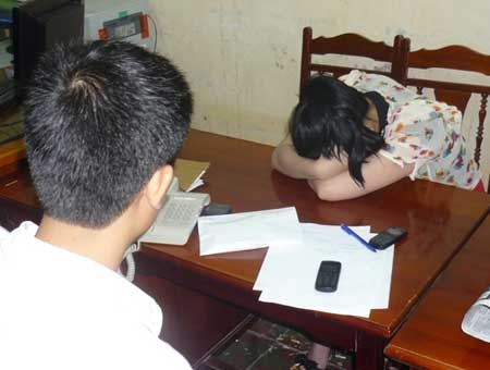 18 tuổi những Trần Thị Thu Hiền đã trở thành tú bà, môi giới bán dâm cho các cô gái tuổi teen. Tại cơ quan điều tra, Hiền đã thừa nhận việc điều nhân viên “đi khách” của mình. Mỗi lần đi, Hiền đã thu 3 triệu đồng mỗi người.