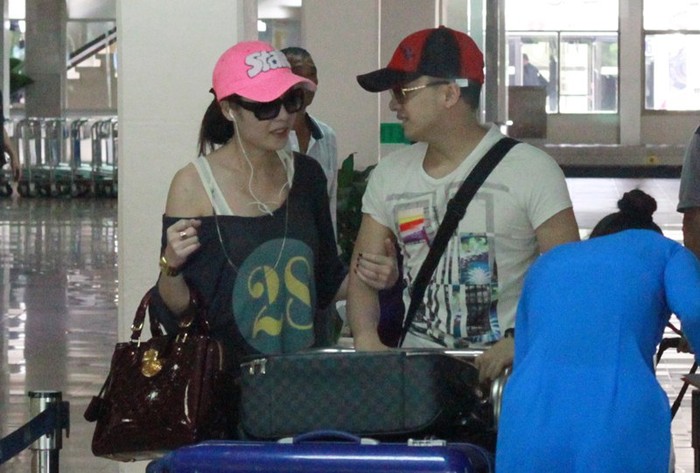Cao Thái Sơn và Quế Vân xuất hiện tại sân bay .