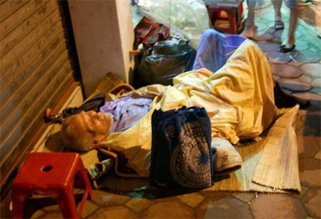 Sự việc gần đây tại Hà Nội, ông cụ 87 tuổi bị con gái, con rể trải chiếu đặt nằm ở vỉa hè sau 2 tháng điều trị tại bệnh viện. Vụ việc xảy ra ở giữa Thủ đô đã khiến dư luận hết sức bất bình.
