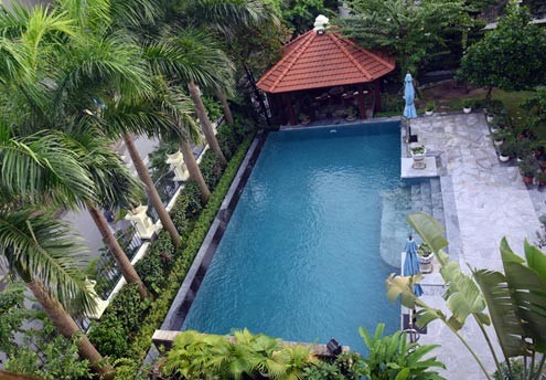 Bể bơi với diện tích khoảng 100m2 làm cho ngôi nhà trở nên sang trọng hơn... giống như một khách sạn.