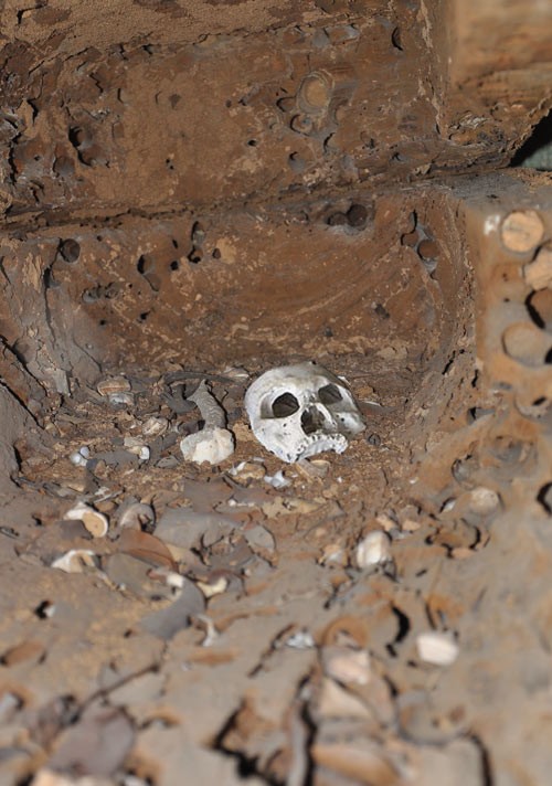 Trong hang có rất nhiều xương còn nguyên vẹn. Những mẩu xương bị vứt lung tung khiến rất khó để theo dõi, nhận ra từng bộ xương khác nhau. Điểm đặc biệt là tất thảy những quan tài ở đây đều được làm từ gỗ đinh, rất có giá trị.