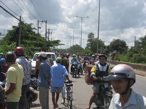 Hàng trăm người dân hiếu kì đã làm cho QL22 kẹt xe gần 1 giờ đồng hồ. Ảnh Nguyễn Minh
