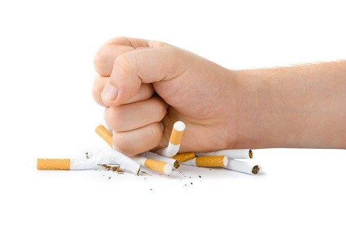 Nghiêm túc xem xét việc bỏ thuốc nếu bạn đang mắc chứng run tay.