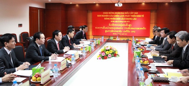 Buổi hội đàm của Trưởng Ban Kinh tế Trung ương Vương Đình Huệ với Đoàn đại biểu cấp cao Ban nghiên cứu chiến lược phát triển kinh tế Lào.