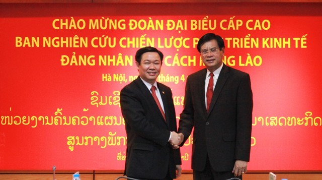 Ông Bua- xỏn Búp Phả- văn và Trưởng Ban Kinh tế Trung ương Vương Đình Huệ.