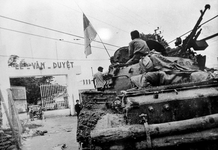 Đánh chiếm Biệt khu thủ đô Sài Gòn. Ảnh: Nguoiduatin