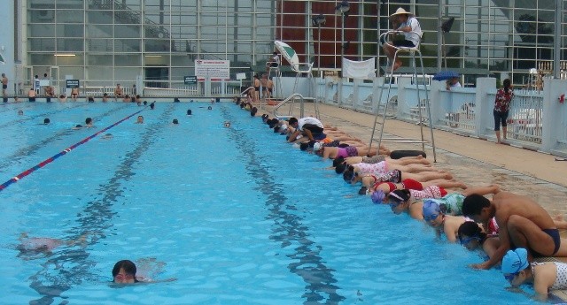 Các Huấn luyện viên đang hướng dẫn học viên tham gia học bơi