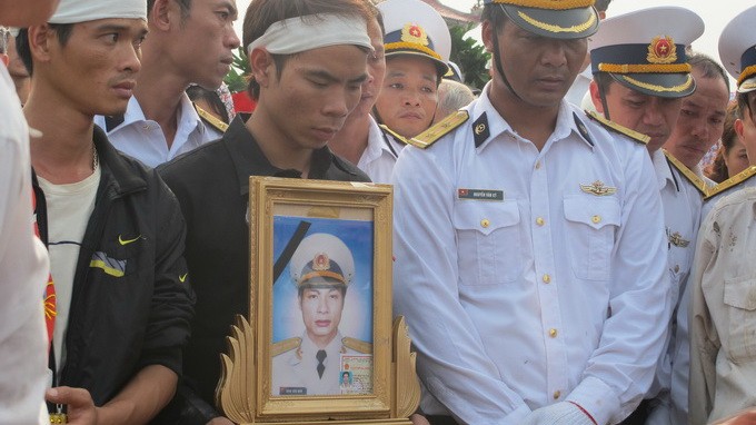 Người thân, đồng đội đau xót tiễn đưa chiến sĩ Nam - Ảnh: Thân Hoàng/Tuổi Trẻ