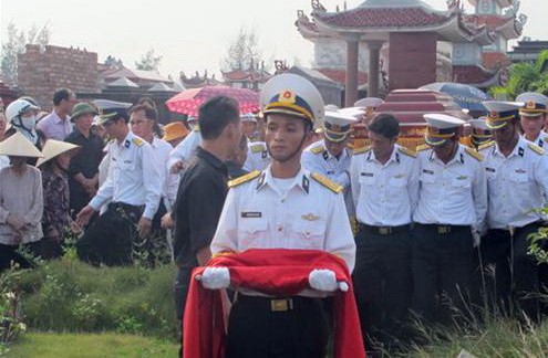 Những người lính hải quân đưa linh cữu trung úy Nam đến nơi an táng tại nghĩa trang Đằng Hải, Hải An, Hải Phòng - Ảnh: Thân Hoàng/ Tuổi Trẻ