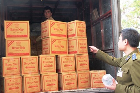Hơn 4.000 can rượu nếp Hà Nội bị cơ quan chức năng tỉnh Quảng Ninh thu giữ
