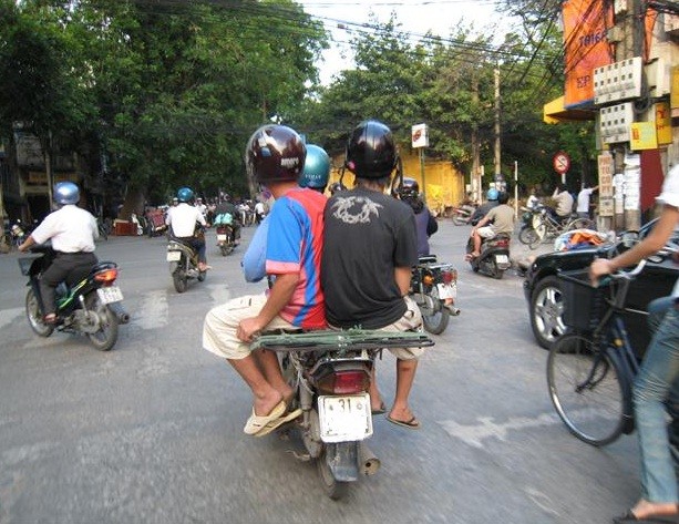 Vẫn đội mũ bảo hiểm đàng hoàng - chấp hành luật lệ giao thông "nghiêm chỉnh" !