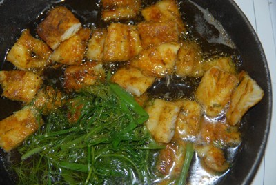 "Chả cá Lã Vọng" được coi là một trong những món ăn đặc trưng cho văn hóa ẩm thực của Hà Nội. Cứ thử ăn một lần rồi có lẽ bạn sẽ phải vương vấn mãi mùi vị đó nếu có phải xa đất Hà Thành này...