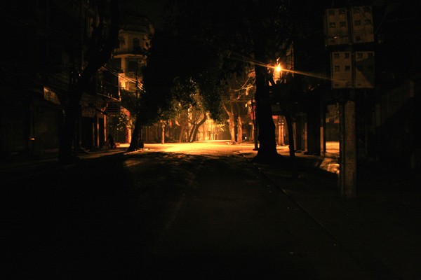 Khác với sự sôi động, ồn ã về đêm của một thành phố năng động như Sài Gòn, phố cổ Hà Nội về đêm là những con phố dài lặng thinh. Màn đêm dường như khoác cho Hà Nội một vẻ huyền bí, cổ kính mà không nơi đâu có được...