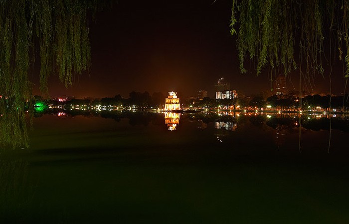 Hồ Gươm như một tấm gương ôm gọn bóng hình Thủ đô nghìn năm tuổi...