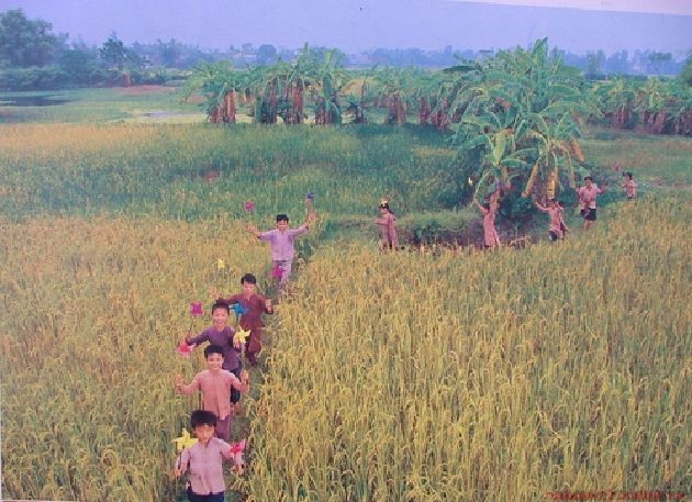 Những chiếc chong chóng, những chiếc thổi bong bóng "tự chế" không làm giảm thú vị, vui vẻ trong mỗi đứa trẻ xưa...