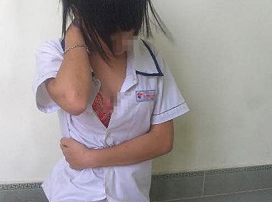 Một teen girl 14 tuổi rất "hồn nhiên" tự post lên blog cá nhân của mình một loạt ản "show hàng" lộ nội y, trên người là chiếc áo đồng phục một trường THCS ở Hải Phòng.