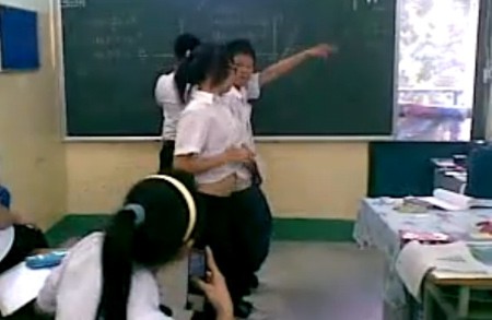 Một nữ sinh của một trường THPT tại Hà Nội nhảy "thác loạn" trong lớp học