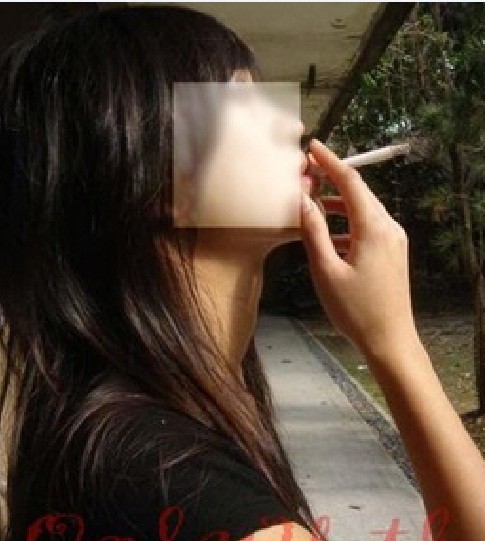 Những cô bé tuổi còn cắp sách tới trường, cũng phì phèo khói thuốc.