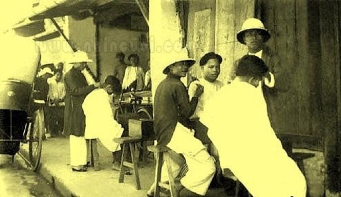 Trở về thập kỉ trước với những quán cắt tóc giản dị, mộc mạc. Khách hàng của những quán cắt tóc này chủ yếu là nam giới và trẻ em với nhu cầu phải cắt tóc thường xuyên. Người phụ nữ Việt Nam xưa trung thành với mái tóc dài, đen óng ả vì thế rất hiếm khi lui tới các quán cắt tóc.