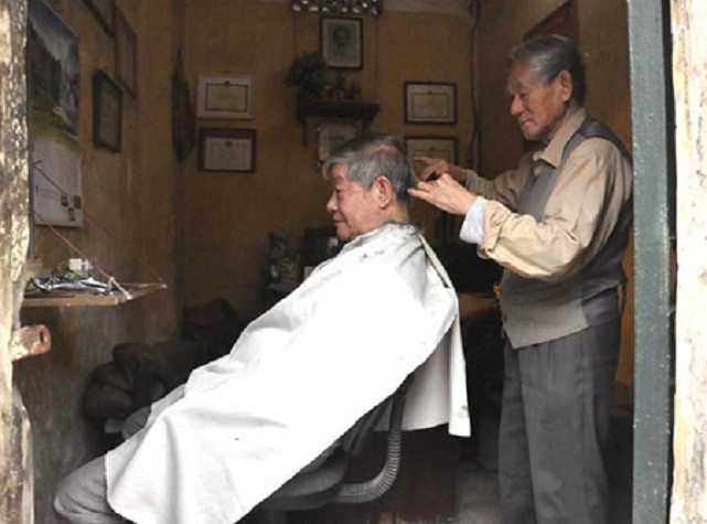 Tuy nhiên, giữa thành phố nhộn nhịp và hiện đại vẫn tồn tại những quán cắt tóc mang hơi thở xưa như quán cắt tóc Tô Xuân của ông Cao Văn Tuế (tại cổng đình làng An Thọ, phường Bưởi -Tây Hồ- Hà Nội).