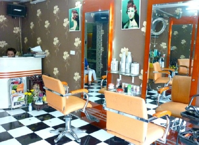 Người dân đến quán cắt tóc còn để thư giãn sau mỗi ngày làm việc vì thế đòi hỏi các cửa hiệu cắt tóc trang hoàng, với đầy đủ các máy móc hiện đại. trang trí đẹp mắt.